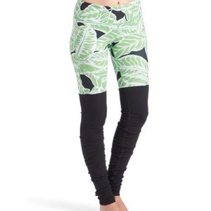 Alo Yoga Palm Springs Glow Goddess Leggings in Size XS